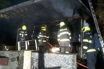 Člověka bez známek života našli jihomoravští hasiči při požáru chatky v brněnských Kníničkách.