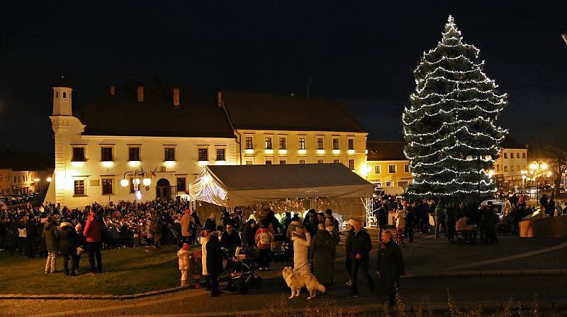 Vánoční strom ve Slavkově u Brna.