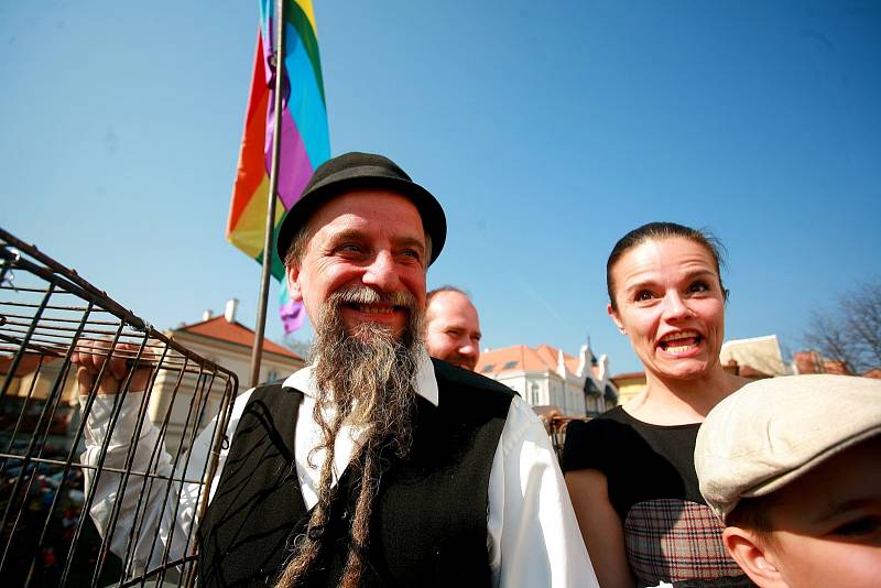 Šestidenní přehlídkou si Brno připomnělo svého slavného rodáka, spisovatele Bohumila Hrabala, který by letos oslavil sto let od narození. Jednou z doprovodných akcí bylo vypouštění stovky holubů z balkonu divadla Husa na provázku. 