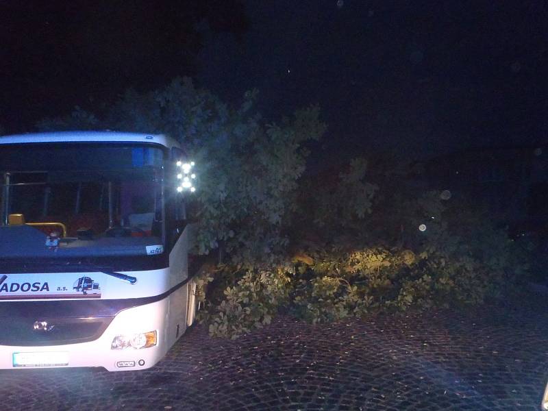 Zranění dítěte způsobila pondělní vichřice, která přišla spolu s deštěm na Brněnsko. V Zastávce poryvy větru porazily strom právě na projíždějící autobus.