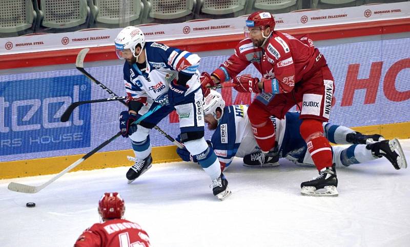 Hokejisté Komety Brno (v bílém) se představili ve 40. extraligovém kole na ledě Třince.