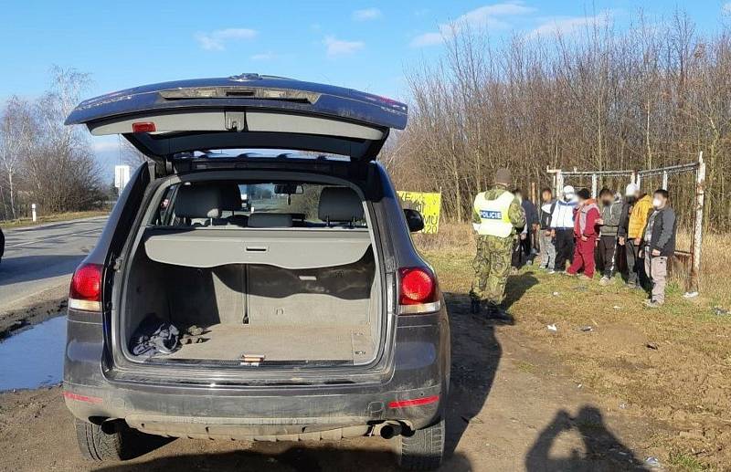 Policisté zastavili auto určené pro pět cestujících, v němž se vezlo osm lidí.