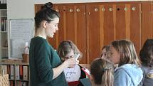 Montessori škola je alternativně-výchovný program vzdělávání, který staví na myšlence rozvíjení poznatků a dovedností dítěte jako jednotlivce. Žáci řeší úkoly samostatně i ve skupině. 