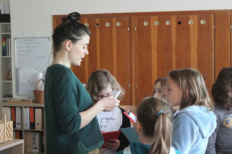 Montessori škola je alternativně-výchovný program vzdělávání, který staví na myšlence rozvíjení poznatků a dovedností dítěte jako jednotlivce. Žáci řeší úkoly samostatně i ve skupině. 