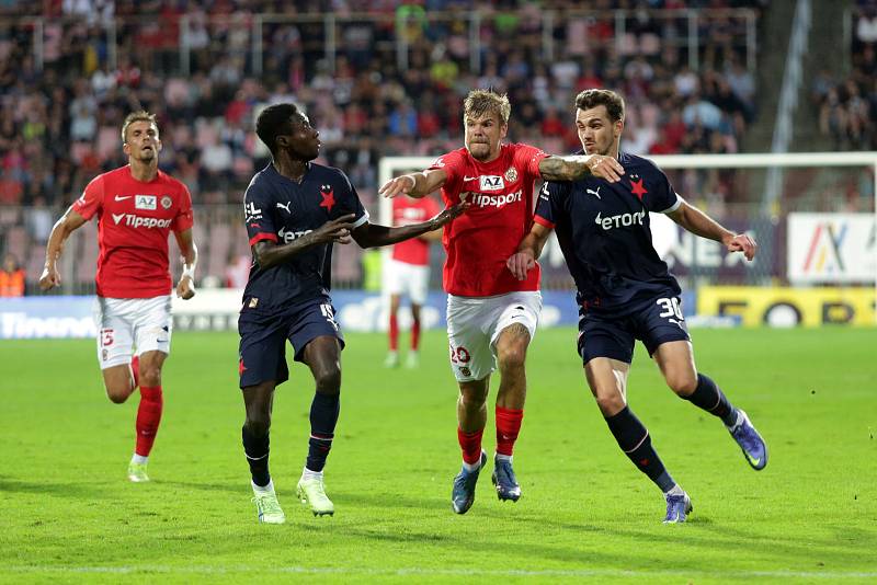 Fotbalisty Zbrojovky Brno (v červeném) nedohnal k bodům ani vyprodaný stadion, pražské Slavii podlehli 0:4