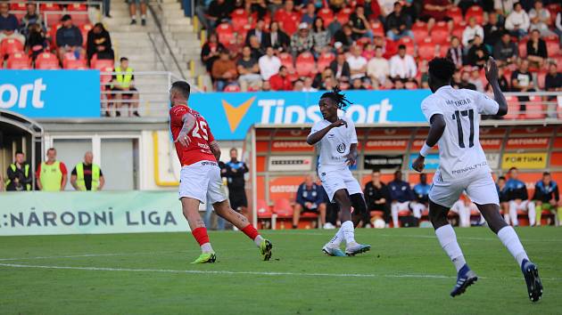 Na podzim vyškovští fotbalisté (v bílém) ovládli derby na hřišti Zbrojovky 1:0.