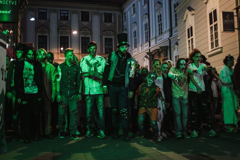 Zombie Walk Brno. Centrem města se převalila zhruba stovka nemrtvých. Převlékání a děsivý makeup některým účastníkům pochodu zabral téměř celý den.