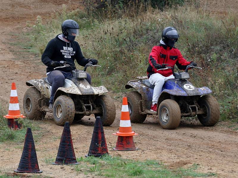 Army Day v Ořechově na Brněnsku. Zájemci se projeli v obrněném transportéru, lidé hráli i paintball.