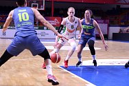 Basketbalistky Žabin (v bílém) padly ve třetím duelu finálové série na palubovce USK Praha 61:83. Ilustrační foto.