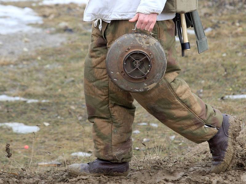 Německé jednotky v sobotu odrazily útok Rudé armády v Army parku u Ořechova. Zimní bitvu z východní fronty roku 1944 jim tam sehrálo přes sto účastníků v dobových uniformách s autentickou výstrojí. 