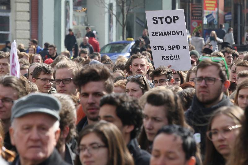 Studentská demonstrace VyjdiVen na brněnském náměstí Svobody.