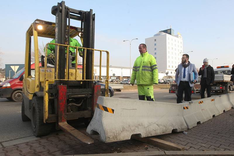 Odstraňování betonových bloků v brněnské ulici Sportovní.