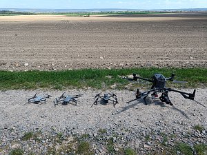 Drony a následné vyhodnocení dat umělou inteligencí. Takové jsou moderní postupy pro zemedělce v boji s plevelem.