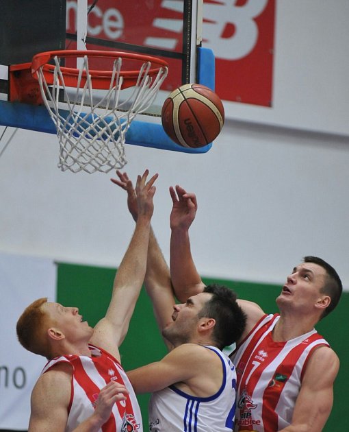 Předčasná vánoční nadílka brněnským fanouškům se basketbalistům Mmcité ve středu nepovedla. V posledním předvánočním domácím duelu nejvyšší soutěže totiž podlehli v devatenáctém kole favorizovaným Pardubicím 76:94. 