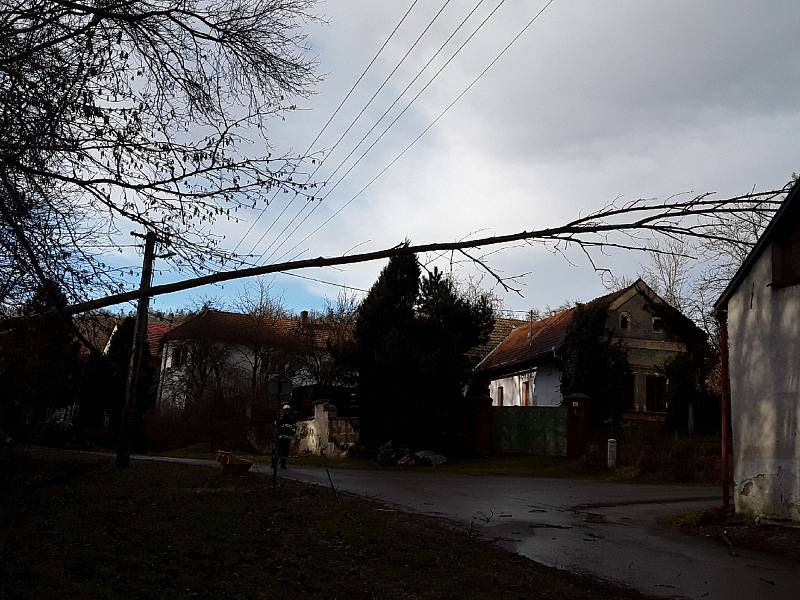 Výsledky pondělního řádění orkánu Sabine na jižní Moravě, u kterých zasahovali krajští hasiči.