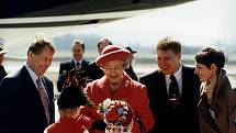 Návštěva královny Alžběty II. v Brně v roce 1996. Na snímku panovnice ve společnosti prezidenta Václava Havla na tuřanském letišti
