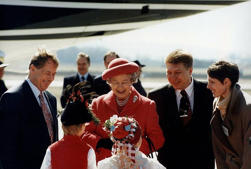 Návštěva královny Alžběty II. v Brně v roce 1996. Na snímku panovnice ve společnosti prezidenta Václava Havla na tuřanském letišti