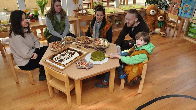 Lesní školku v lesoparku Akátky v Brně provozují představitelé Centra environmentálního vzdělávání a výchovy Zeměklíč.