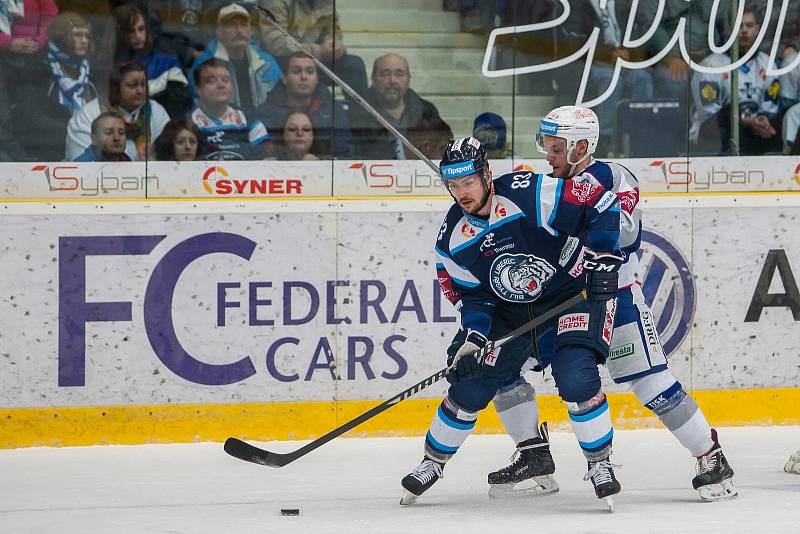 Hokejisté brněnské Komety (v bílém) podlehli Liberci ve 23. kole extraligy 3:4.