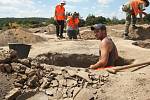 Stovky keramických úlomků a desítky hrobů se zatím podařilo odhalit archeologům na poli poblíž Modřic na Brněnsku. 