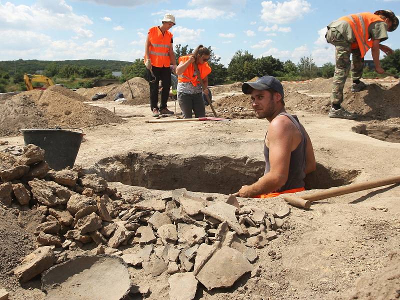 Stovky keramických úlomků a desítky hrobů se zatím podařilo odhalit archeologům na poli poblíž Modřic na Brněnsku. 