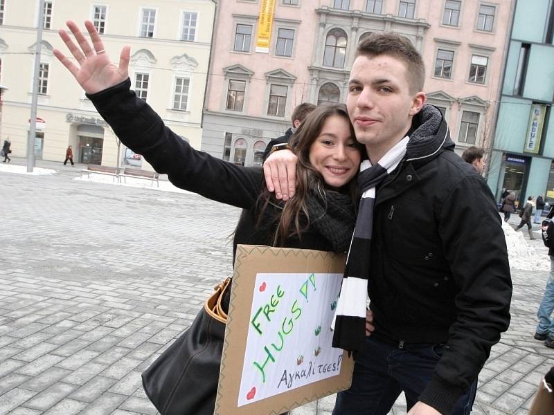 Objetí zdarma poskytují studenti na náměstí Svobody v Brně.