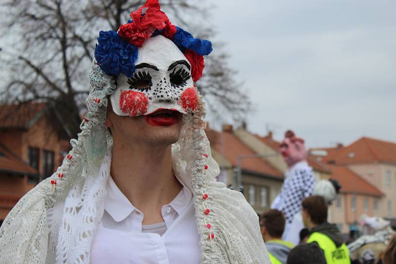 Brněnskou Líšní prošel v sobotu ostatkový průvod masek a krojovaných.