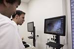 Studenti medicíny z Masarykovy univerzity se učí operovat na dvou virtuálních simulátorech. Zdokonalují se na programech podobných videohře, ale zkouší operovat i plíce, žlučník nebo slepé střevo.