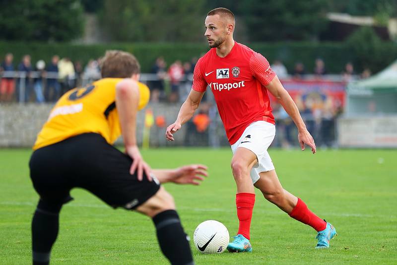 Fotbalisté Zbrojovky (v červeném) ve druhém kole MOL Cupu zvítězili v Rosicích 4:0.