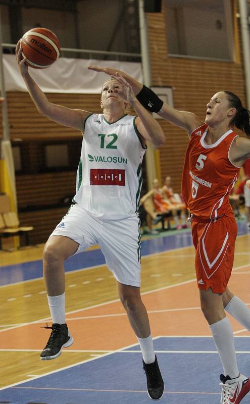 Basketbalistky brněnského Valosunu (v bílém) ladily formu na novou sezonu od pátku do neděle na domácím Valosun Cupu, který zakončily s bilancí jedné výhry a jedné prohry. 