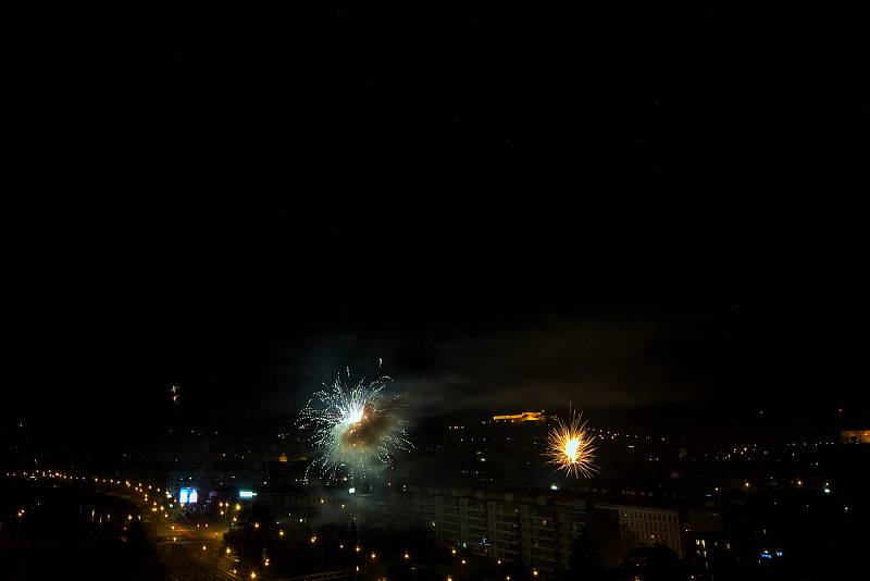 Silvestrovská půlnoc byla ve středu Brna ve znamení mnoha pyrotechnických efektů. Světlice a petardy připomínaly hodinu před a po půlnoci válečnou zónu. Fotograf Deníku mohl zaznamenat scénu z oken Hotelu Courtyard by Marriott.