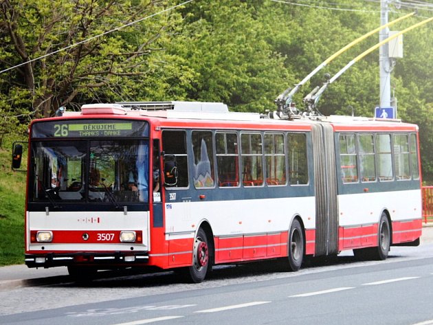 Tříletý chlapec jezdil v Brně trolejbusem. Strážníci s ním pátrali, kde bydlí