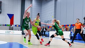 Basketbalistky Žabin Brno (v tmavě zeleném) padly na úvod finále na palubovce USK Praha 51:68.