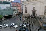 Vyostřený konflikt se v pondělí večer rozhořel u Dominikánského náměstí v centru Brna. Důvodem byla nejspíš sobotní tragédie na Brněnské přehradě.