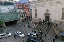 Vyostřený konflikt se v pondělí večer rozhořel u Dominikánského náměstí v centru Brna. Důvodem byla nejspíš sobotní tragédie na Brněnské přehradě