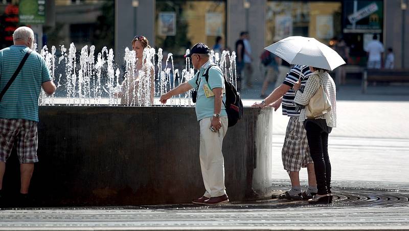 Ve víkendových vedrech se lidé chladili i v centru města Brna.