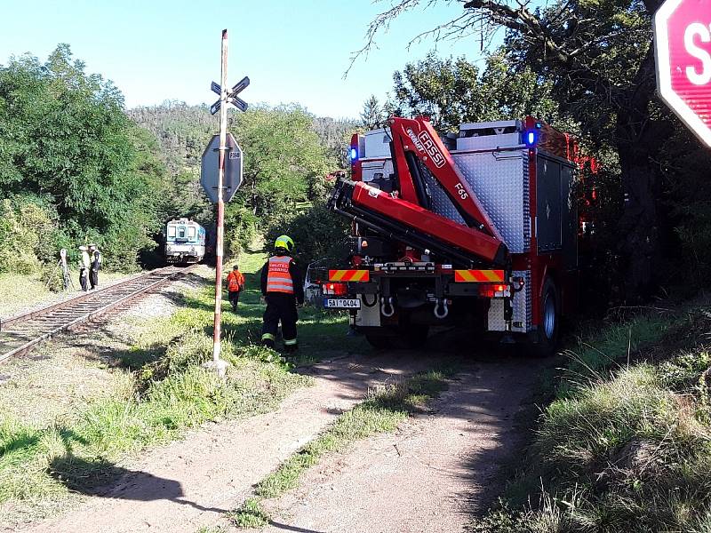 Osobní vlak srazil auto na železničním přejezdu v Ivančicích. Řidička vozu zemřela.