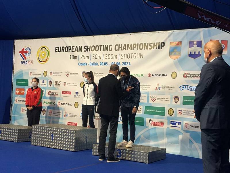 Střelkyně Zina Hrdličková získala mezi juniorkami bronz na mistrovství Evropy.