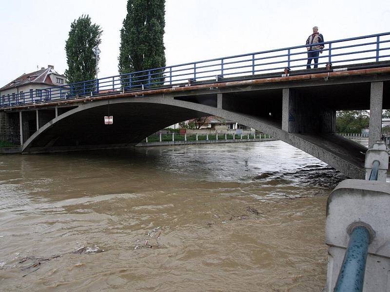 Vzedmutá hladina řeky Moravy u Rohatce a Veselí nad Moravou a čerpání spodní vody do Kyjovky v obci Týnec.