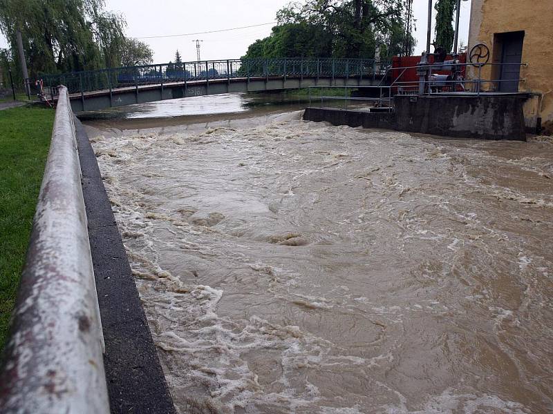 Vzedmutá hladina řeky Moravy u Rohatce a Veselí nad Moravou a čerpání spodní vody do Kyjovky v obci Týnec.