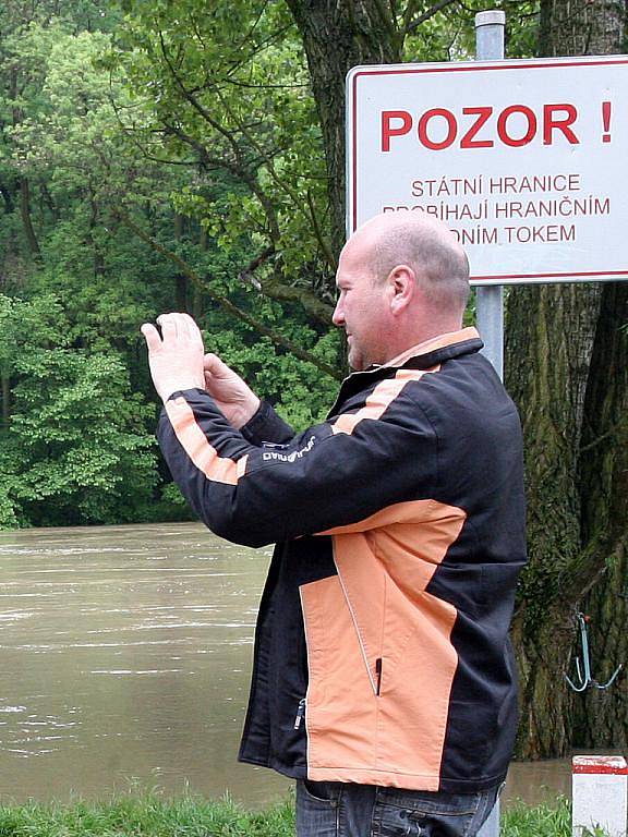 Vzedmutá hladina řeky Moravy u Rohatce a Veselí nad Moravou a čerpání spodní vody do Kyjovky v obci Týnec.