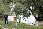 Vzedmutá hladina řeky Moravy u Rohatce a Veselí nad Moravou a čerpání spodní vody do Kyjovky v obci Týnec.