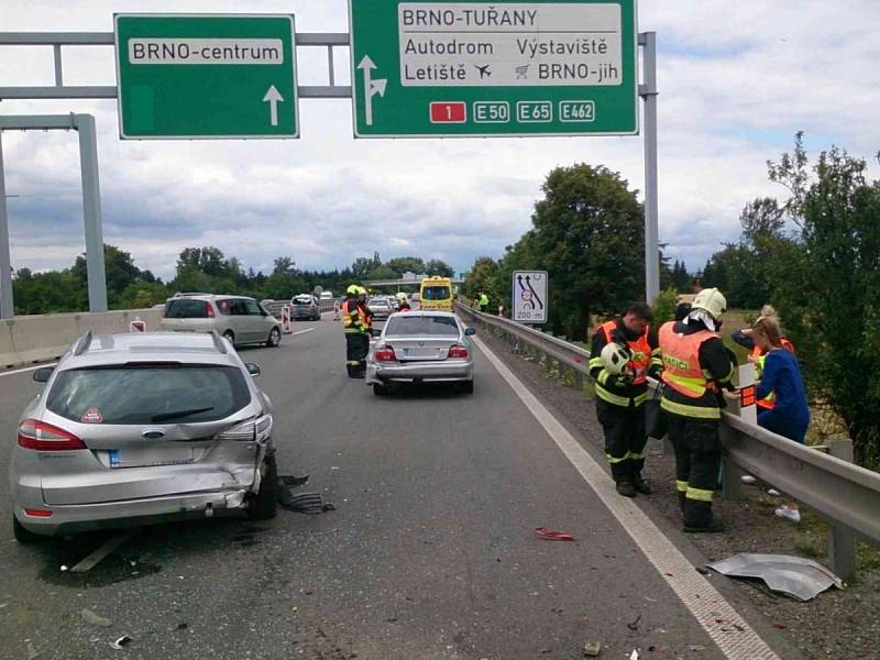 Nehoda čtyř osobních aut na dálnici D2 poblíž obchodního centra Olympia Brno si vyžádala šest zraněných lidí. V místě se tvoří asi čtyřkilometrová kolona.