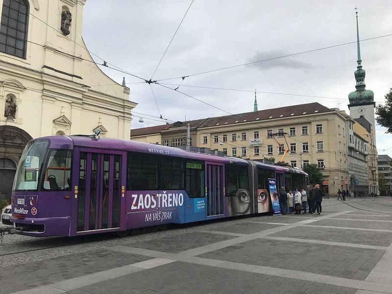  Desítky lidí využily ve čtvrtek možnost nechat si zkontrolovat zrak v tramvaji na Moravském náměstí v Brně.