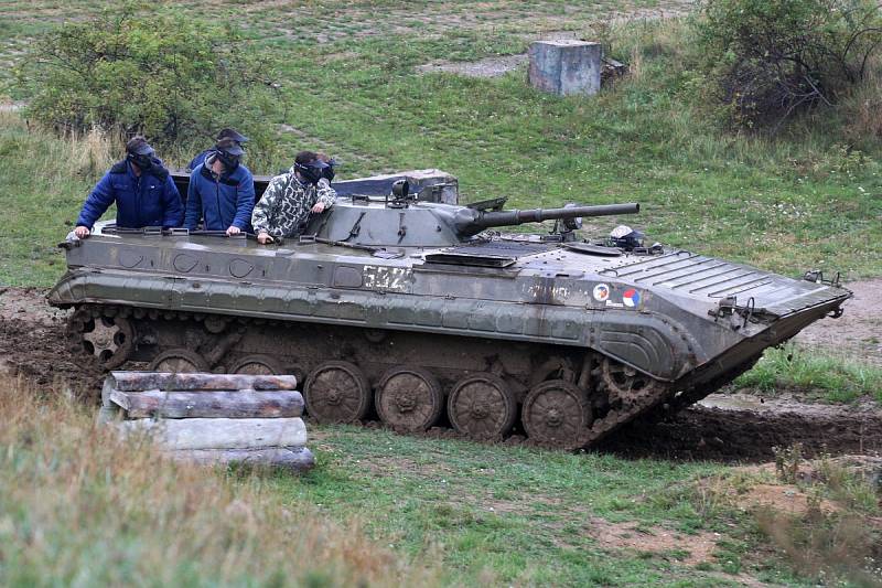 Army Day v Ořechově na Brněnsku. Zájemci se projeli v obrněném transportéru, lidé hráli i paintball.