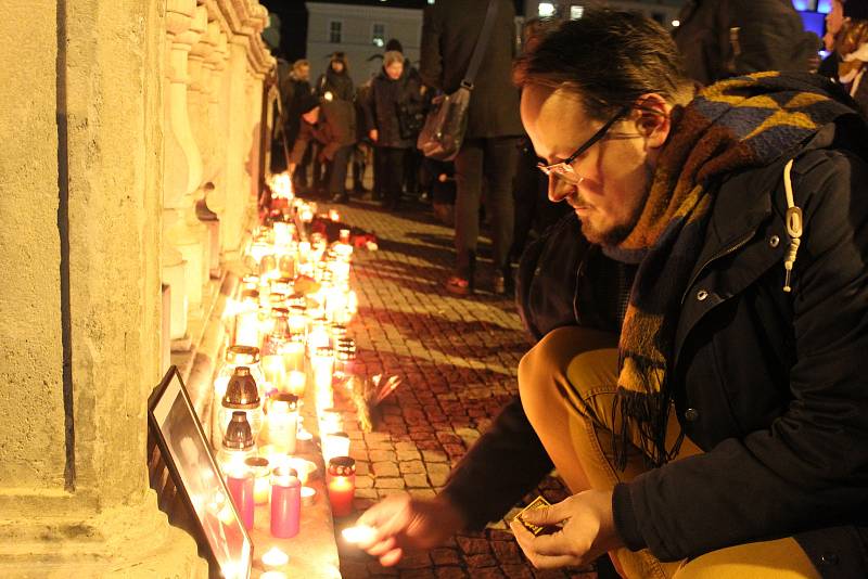 Na brněnském náměstí Svobody si lidé připomněli zapálením svíček Jana Palacha. Student se upálil přesně před půl stoletím.