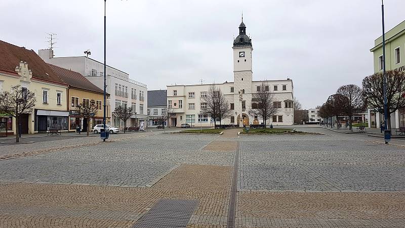 Kyjov 21.3.2020 - srovnání místa před a po zákazu pohybu bez zakrytých úst a nosu - Kyjov