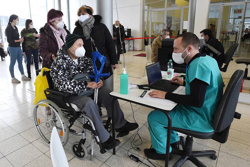 Očkování seniorů proti covidu-19 v očkovacím centru na brněnském výstavišti.