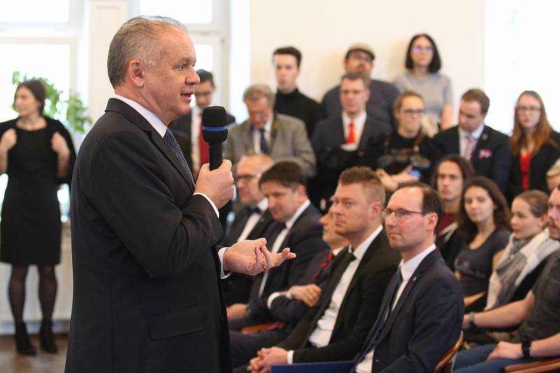 Slovenský prezident Andrej Kiska převzal na brněnské Masarykově univerzitě zlatou medaili.