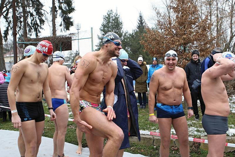 Desítky otužilých nadšenců se účastnily kryathlonu na Olympijském festivalu v Brně.